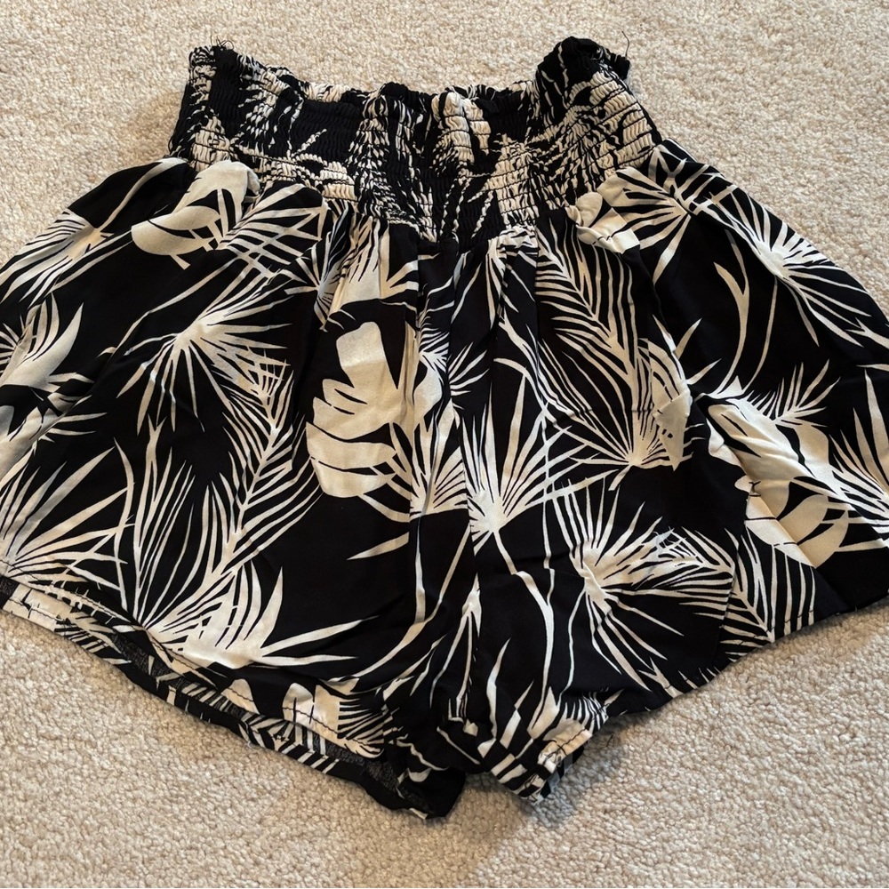 Paradise Women's Large Tropical Black White Leaf Print Shorts Beach Casual
